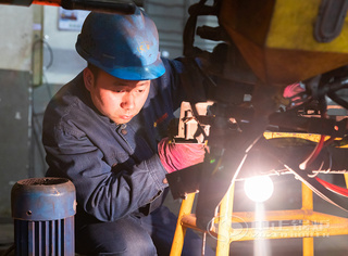 正在举行锅炉环缝焊接的永乐高人