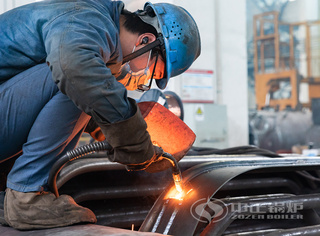 全身心投入事情的焊接工人