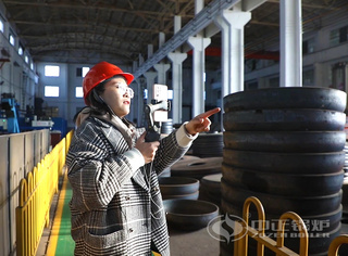 永乐高锅炉外贸销售司理正在与泰国客户举行线上直播