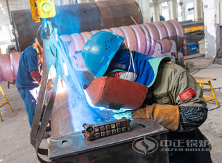 正在焊接的永乐高一线员工