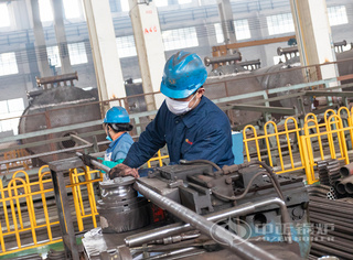 正在弯管作业的永乐高一线员工