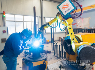 正在事情的永乐高人和焊接机械人