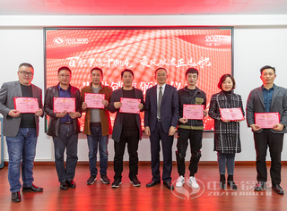 永乐高锅炉总司理为先进销售们揭晓奖状并合影留念