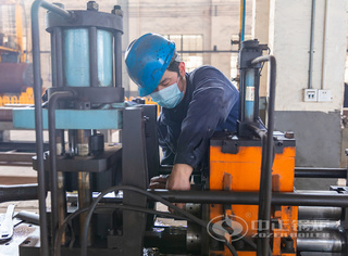 正在举行钢管管端缩口作业的永乐高人