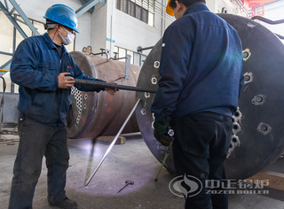 正在装配炉螺纹烟管的永乐高燃气锅炉