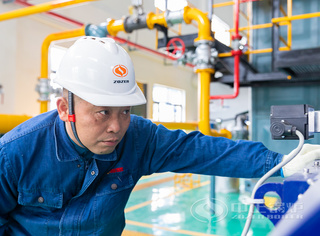 众腾娱乐锅炉专业的工程师审查锅炉燃烧情形