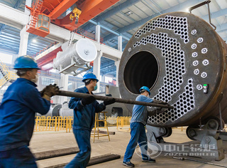 正在举行穿烟管作业的永乐高员工