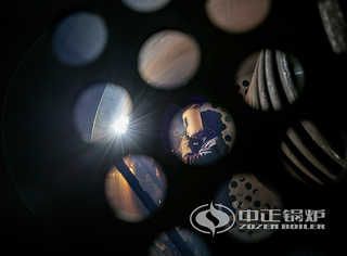 在锅筒内焊接作业的永乐高人