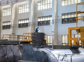 无锡锅炉厂家永乐高锅炉一线焊接工人