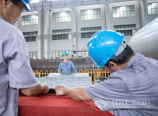 正在压边作业的永乐高锅炉外装组组员们