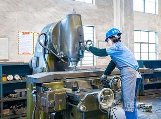 永乐高金工车间正在作业的一线事情职员