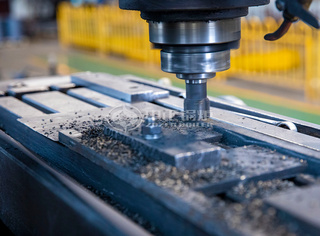 永乐高金工车间正在作业的车床装备