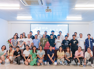 永乐高锅炉电商与厂部团建活动全体职员合影留念
