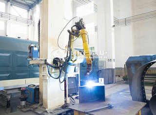 永乐高锅炉支座焊接机械人