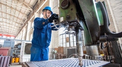 永乐高锅炉生产工序之摇臂钻