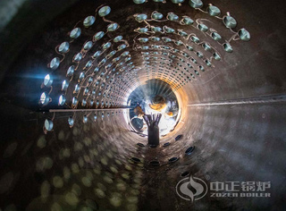 永乐高锅炉职工在汽包内焊接作业