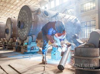 正在装置管座法兰的永乐高WNS燃气锅炉