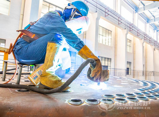焊接员工用焊枪捍卫永乐高锅炉品牌
