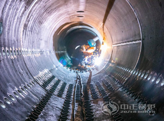 钻到锅筒内焊接作业的永乐高人