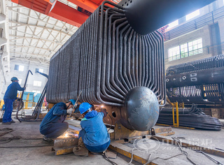 永乐高的一线工人们正在焊接