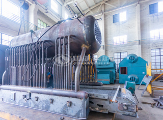 熟练的威客电竞师傅正在一线作业