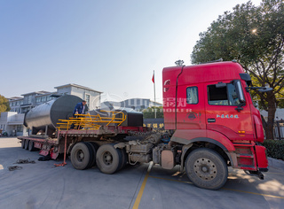 发货现场，手艺职员对锅炉举行最后的检查和设置后，确保一切设置切合安井的详细需求。