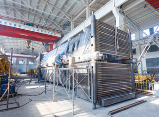 图中展示的是永乐高锅炉正在制造的SZS系列分体式锅炉