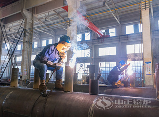 焊接区域，专业焊工通过精湛的武艺和对工艺的深刻明确，举行着锅炉要害部位的焊接事情