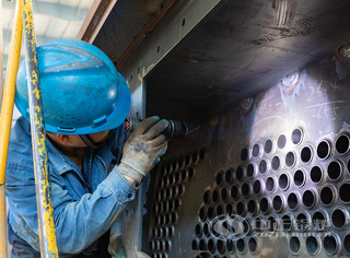 生产车间内，严酷的质量控制流程贯串始终，每一件产品在出厂前都要经由严酷的磨练，确保每台锅炉都能知足客户的需求和行业标准