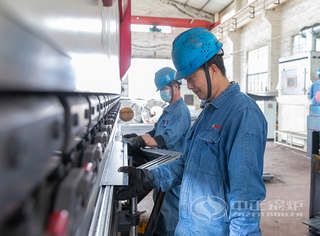 永乐高锅炉的车间内，工人们衣着专业的防护装备，严酷遵照清静操作规程，确保生产历程的清静性和工人的康健