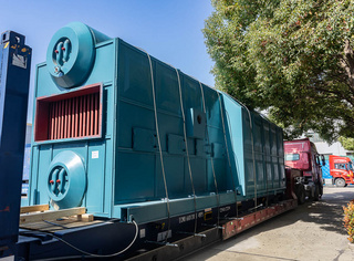 永乐高锅炉厂区内，10吨DZW系列往复炉排锅炉整装待发