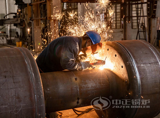 火花飞溅，焊工正在组装主要部件