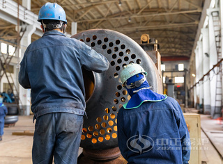 工人们协同配合，确保焊接质量稳固