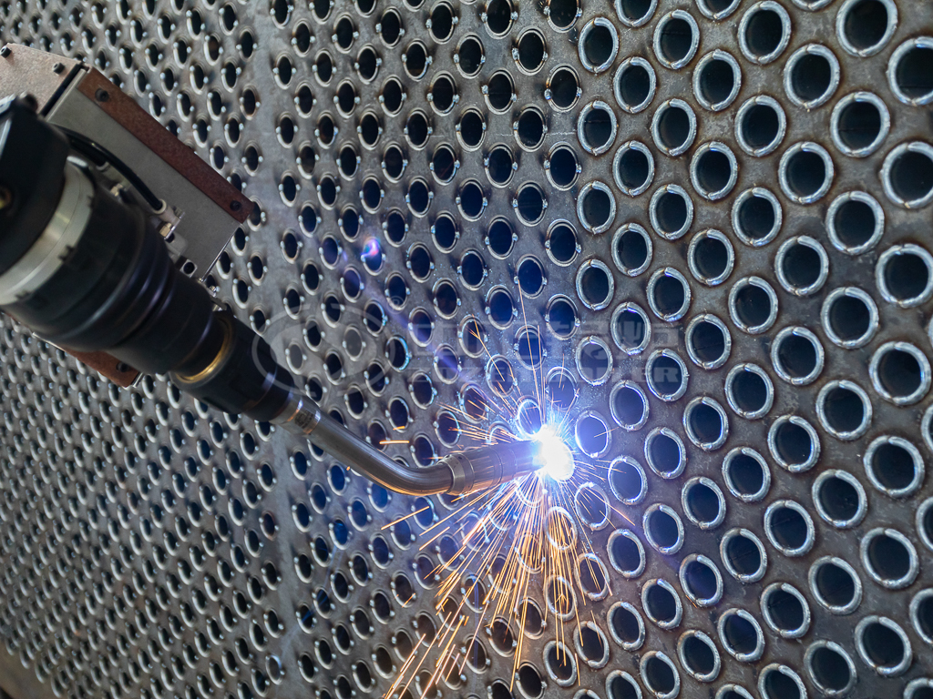 中正锅炉通过自动化轨迹规划、在线监测与质量追踪，实现对管板焊接热输入、变形与气密性的精细控制。