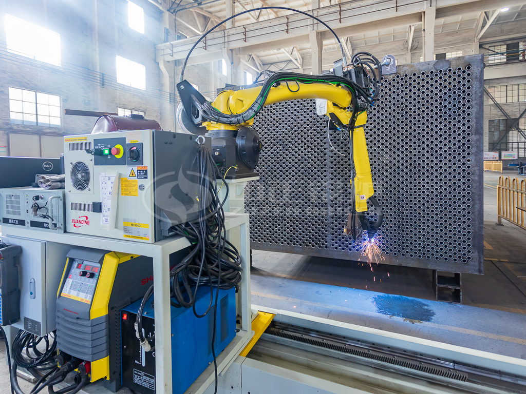 在中正锅炉的生产体系中，空预器管板焊接采用数控与机器人协同，确保焊缝成形稳定、致密性优异。