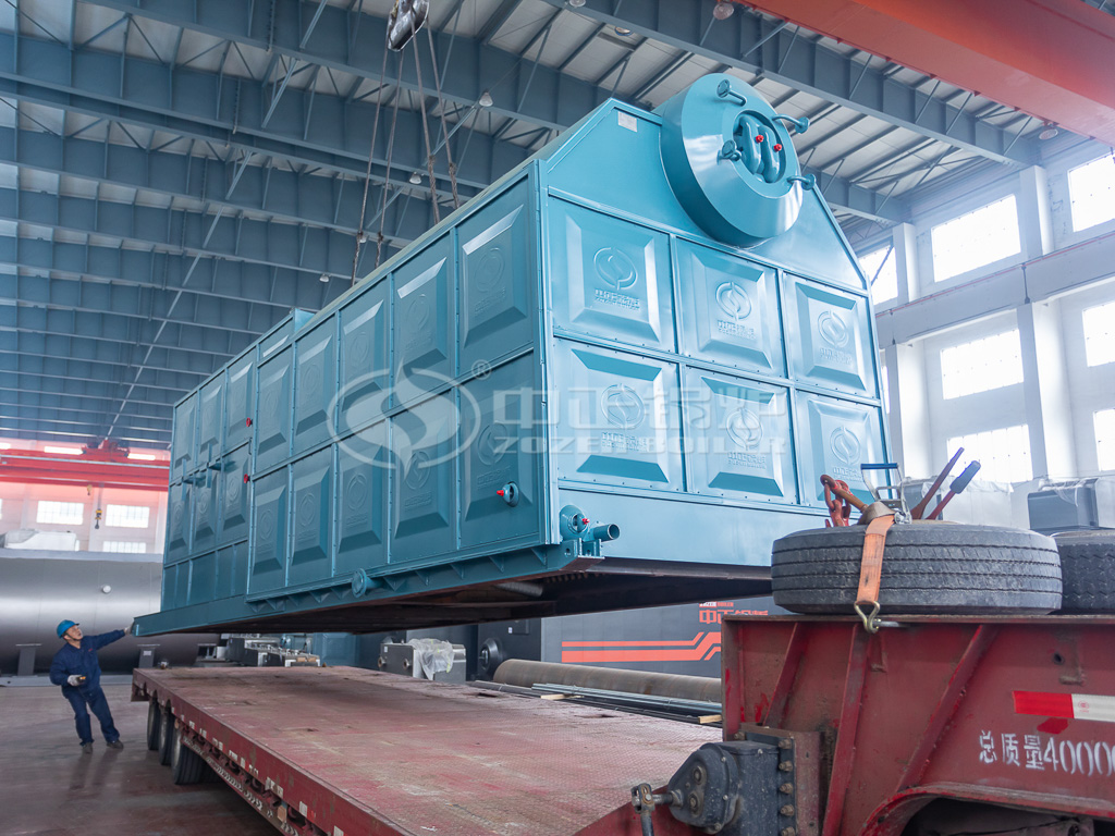 采用双锅筒设计的SZL系列生物质锅炉结构紧凑，厂区内装车作业正在有序进行