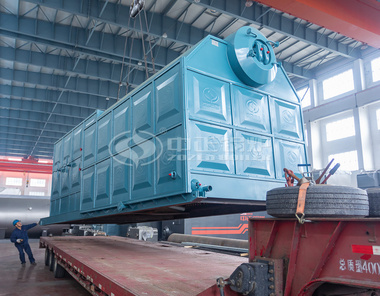 采用双锅筒设计的SZL系列生物质锅炉结构紧凑，厂区内装车作业正在有序进行