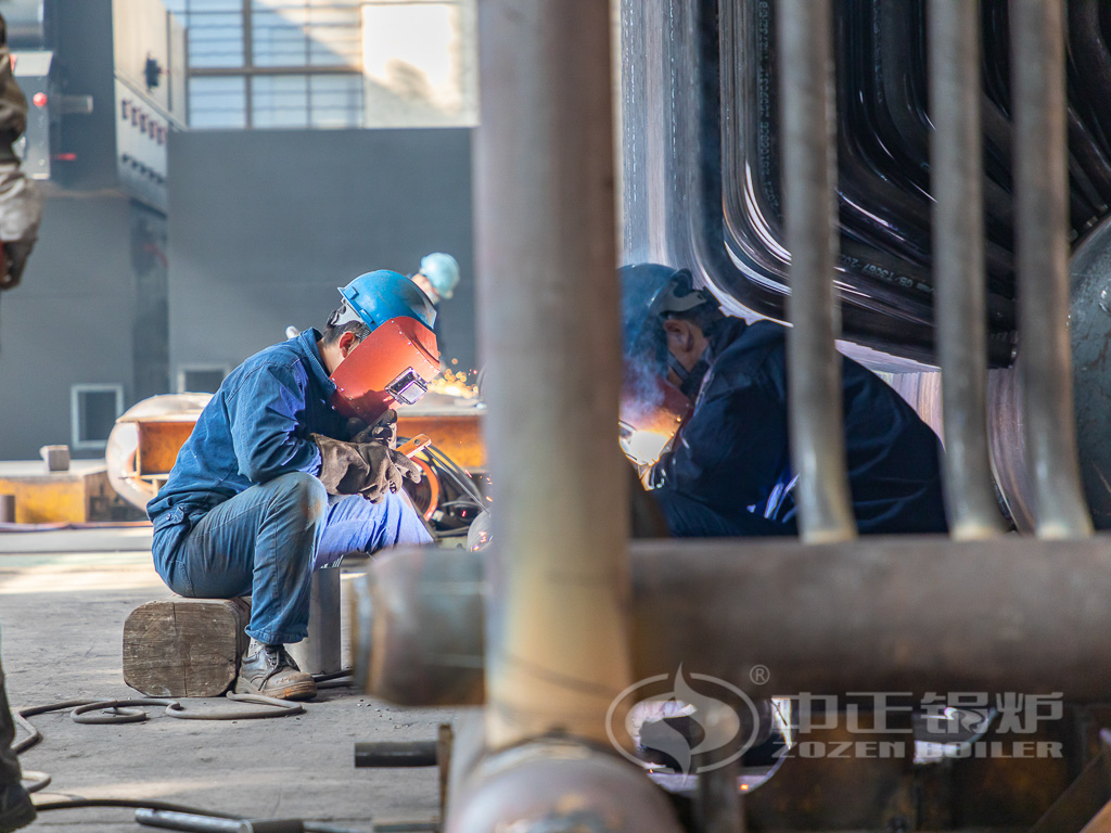焊接作业按标准流程开展，体现中正锅炉对制造细节的持续把控。